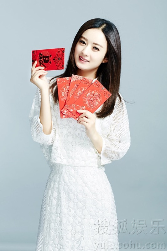 赵丽颖曝“甜美迎春”写真 萌辣娇妻深入人心