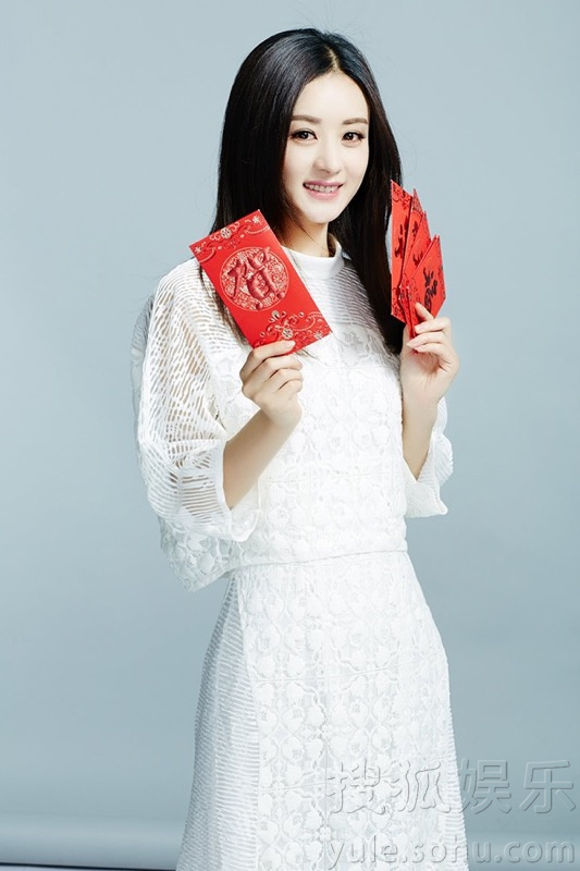 赵丽颖曝“甜美迎春”写真 萌辣娇妻深入人心