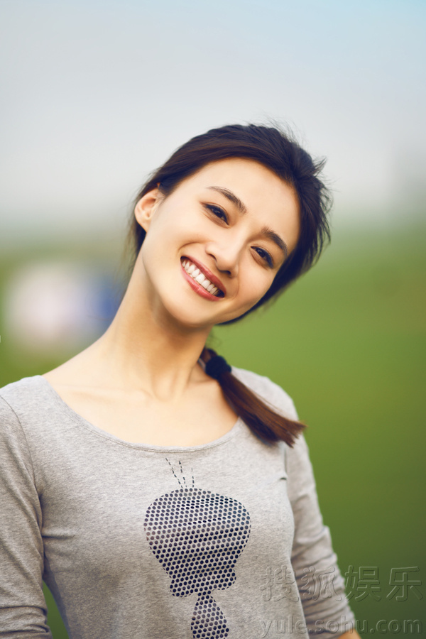 冯文娟素颜写真  爽朗笑容随性十足