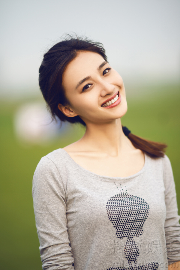 冯文娟素颜写真  爽朗笑容随性十足