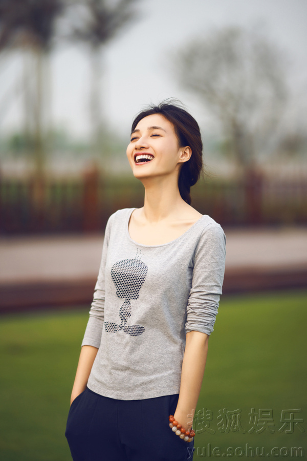冯文娟素颜写真  爽朗笑容随性十足