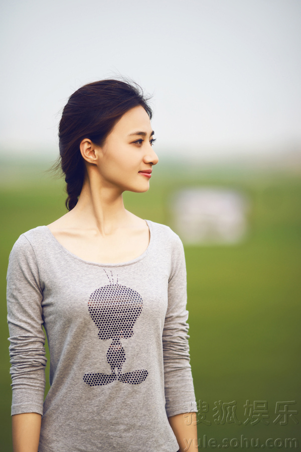 冯文娟素颜写真  爽朗笑容随性十足