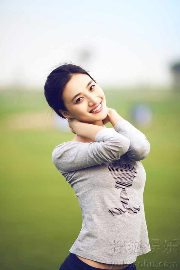 冯文娟素颜写真  爽朗笑容随性十足
