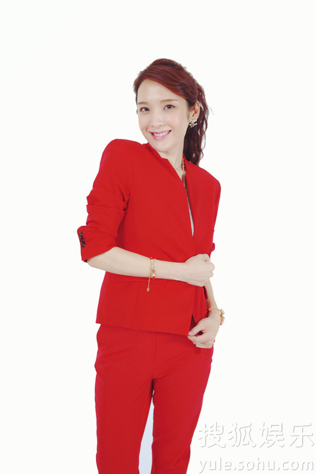 何昊阳都市范儿写真曝光 白领丽人时尚大气