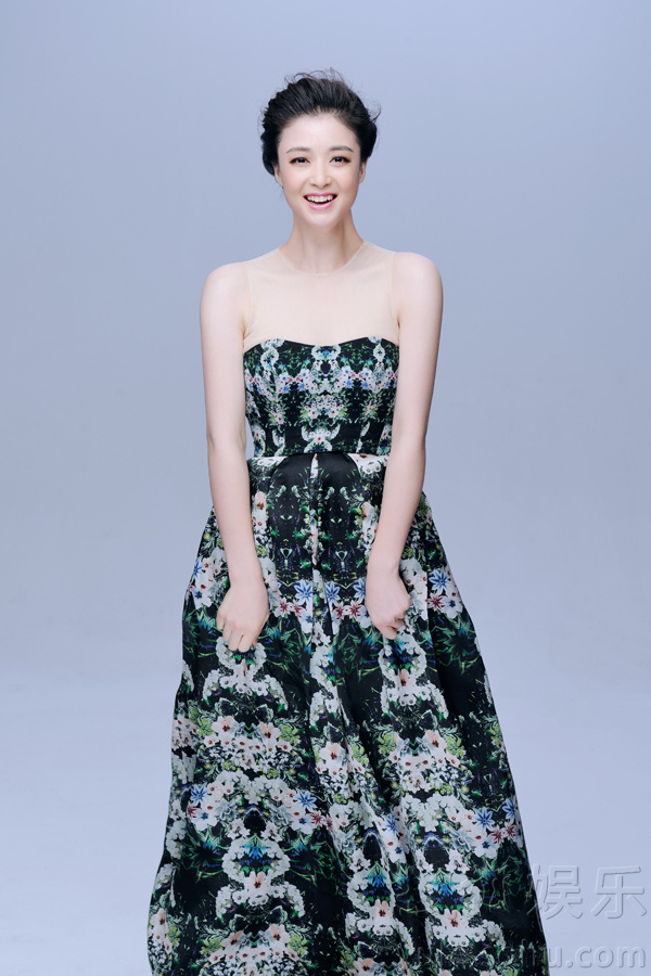 蒋欣曝光春日写真 造型婉约气质灵动