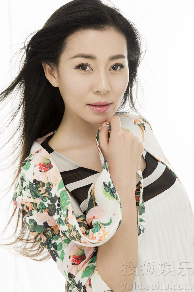 张雅萌曝光素雅写真 精致妆容诠释初夏小清新