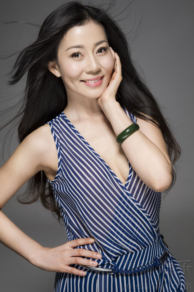 张雅萌曝光素雅写真 精致妆容诠释初夏小清新