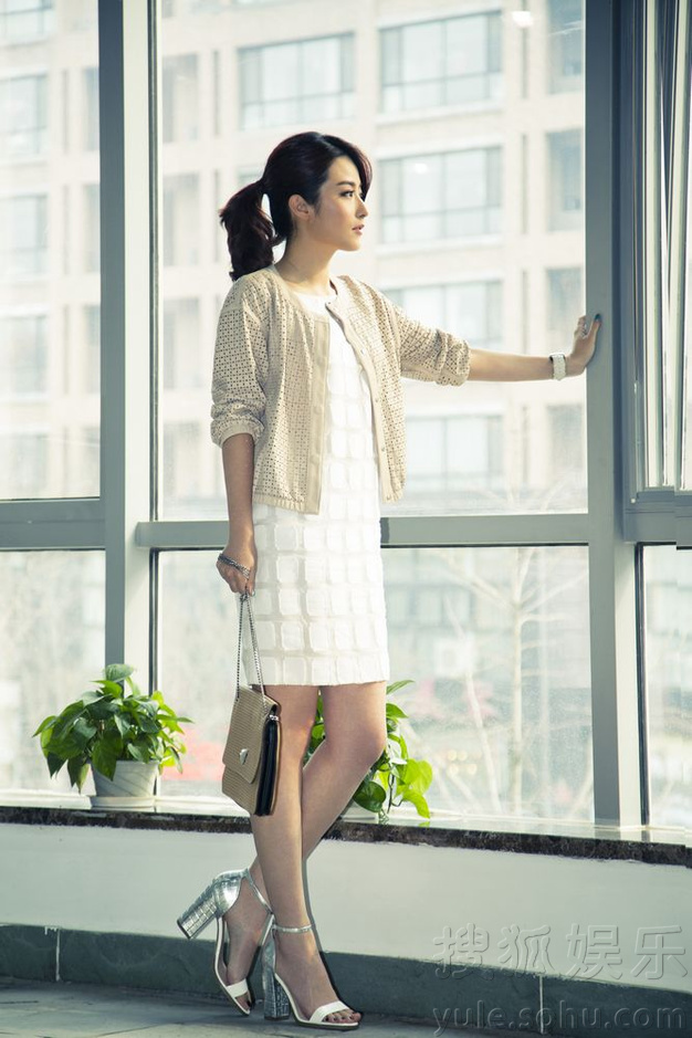 徐百卉初夏写真曝光  演绎浪漫缤纷夏日