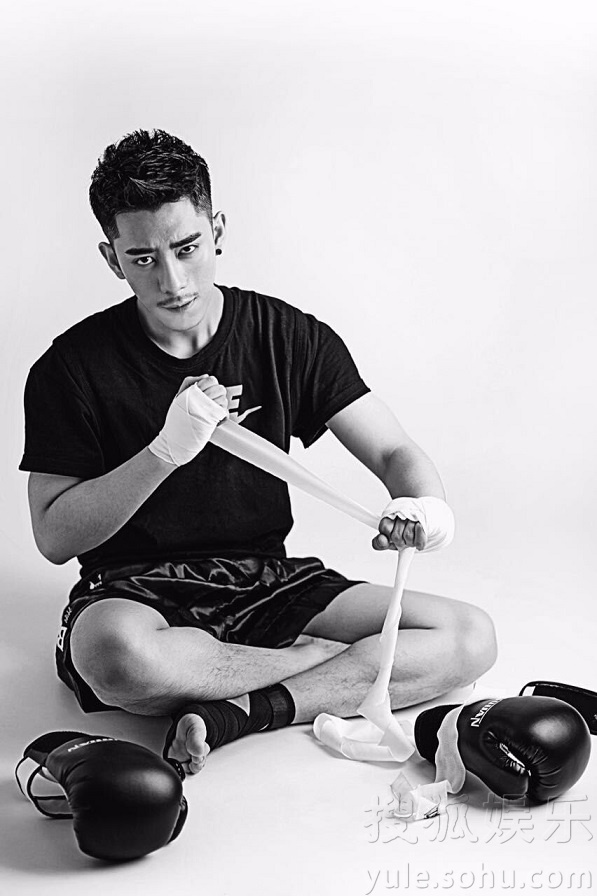 刘梓豪黑白写真大片曝光 尽显型男时尚风范