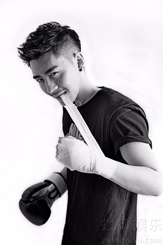 刘梓豪黑白写真大片曝光 尽显型男时尚风范