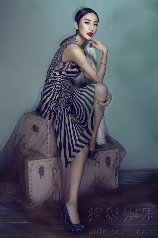 张丽最新写真大片曝光 尽显S型曲线魅惑动人