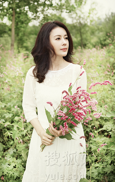 邓英最新早春写真曝光 笑容甜美堪称治愈系