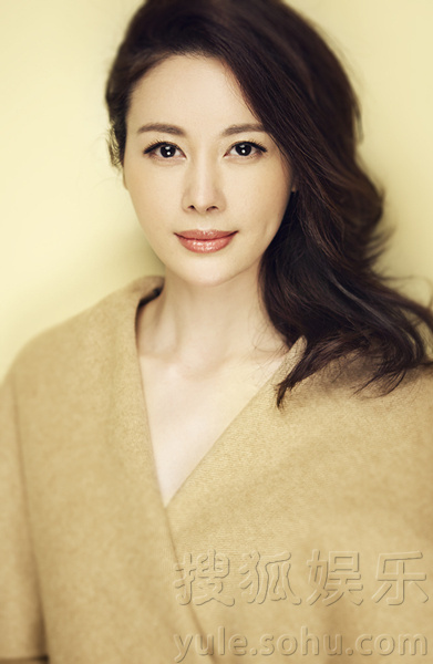 邓英最新早春写真曝光 笑容甜美堪称治愈系