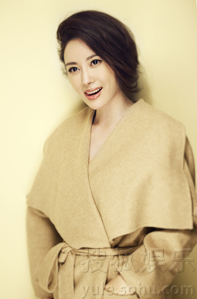 邓英最新早春写真曝光 笑容甜美堪称治愈系