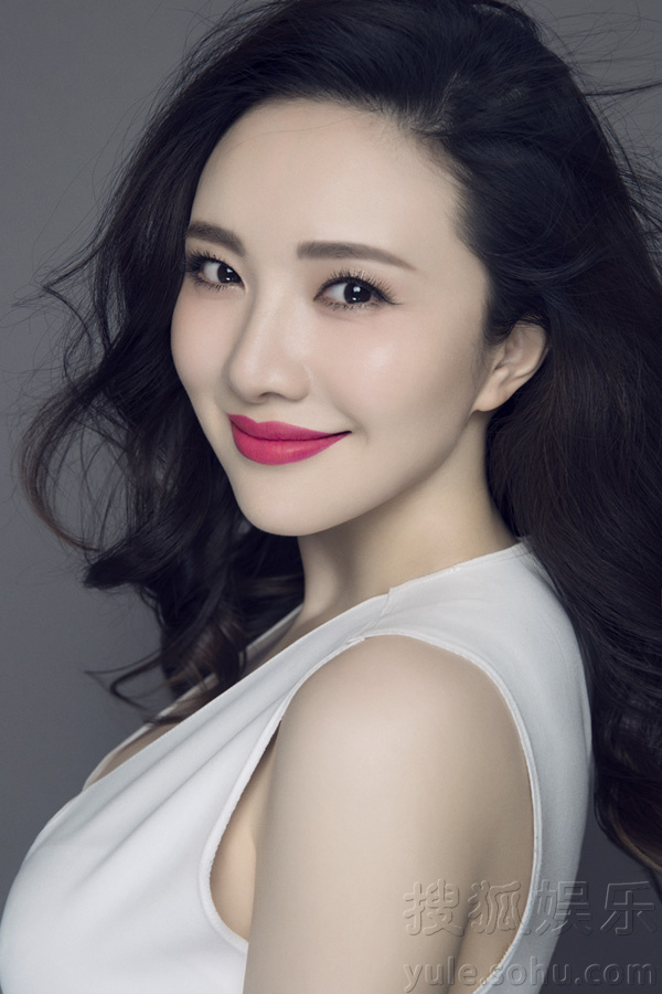 孟茜产后复出拍摄封面大片 深V短裙显傲人身材