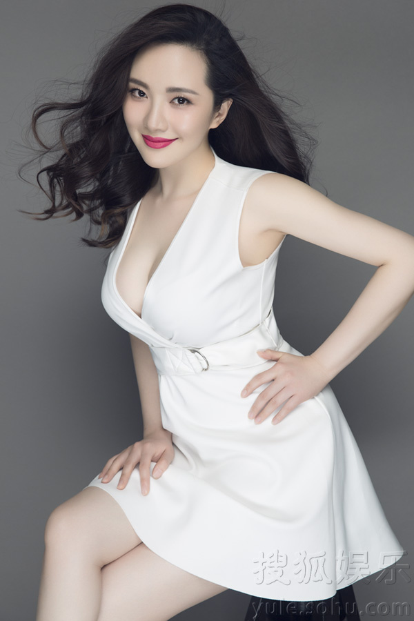 孟茜产后复出拍摄封面大片 深V短裙显傲人身材