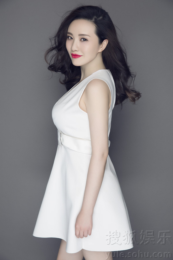 孟茜产后复出拍摄封面大片 深V短裙显傲人身材