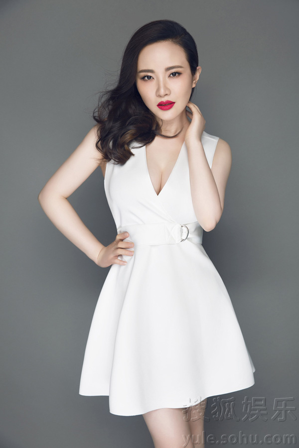 孟茜产后复出拍摄封面大片 深V短裙显傲人身材