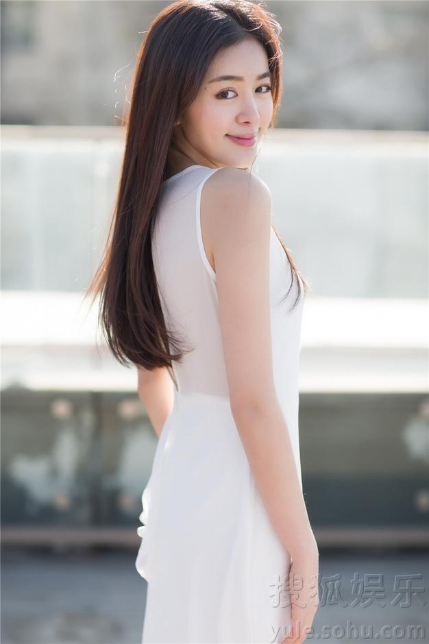 赵多娜清新演绎白色经典造型 笑容温暖直指人心