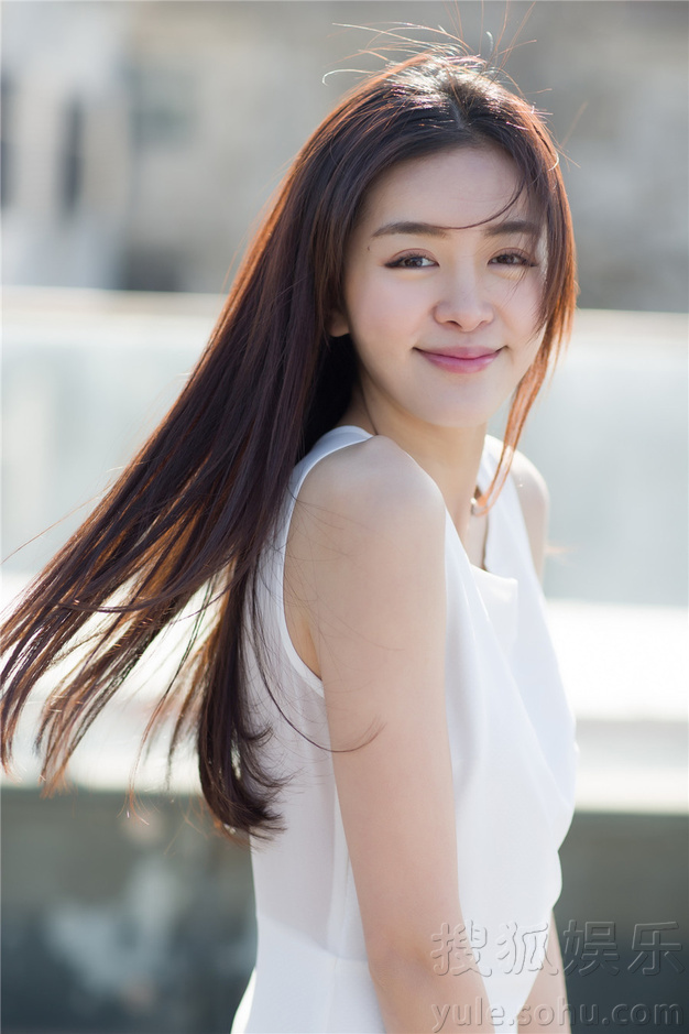 赵多娜清新演绎白色经典造型 笑容温暖直指人心