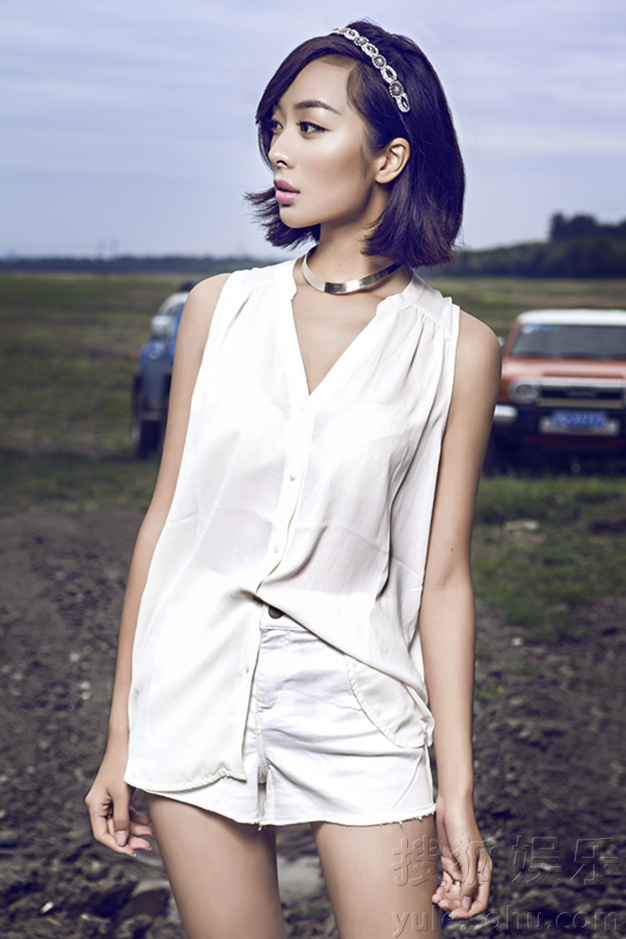 童苡萱曝光草原时尚写真 美女与猛男粗狂豪情