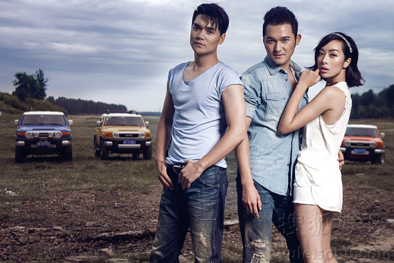 童苡萱曝光草原时尚写真 美女与猛男粗狂豪情