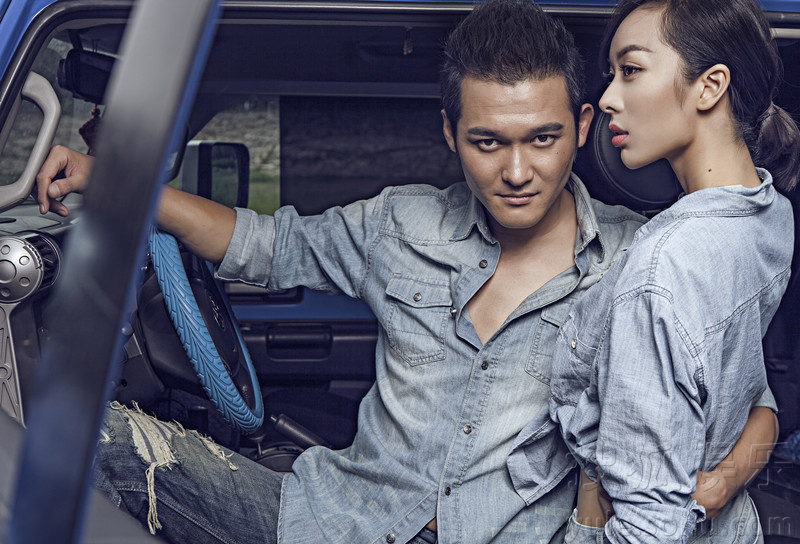 童苡萱曝光草原时尚写真 美女与猛男粗狂豪情