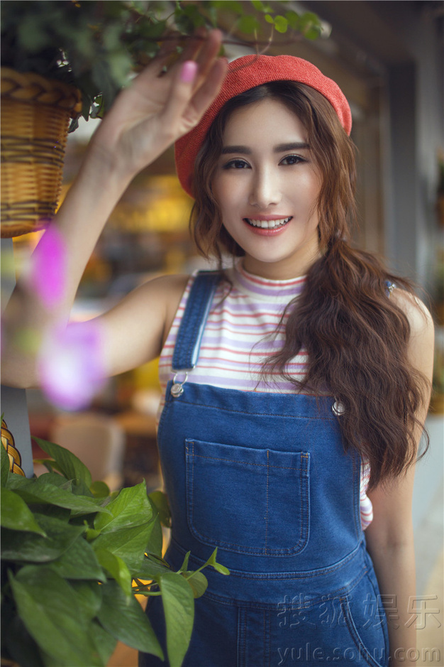 高珑珂甜美工装写真曝光 俏皮可爱似超级马里奥