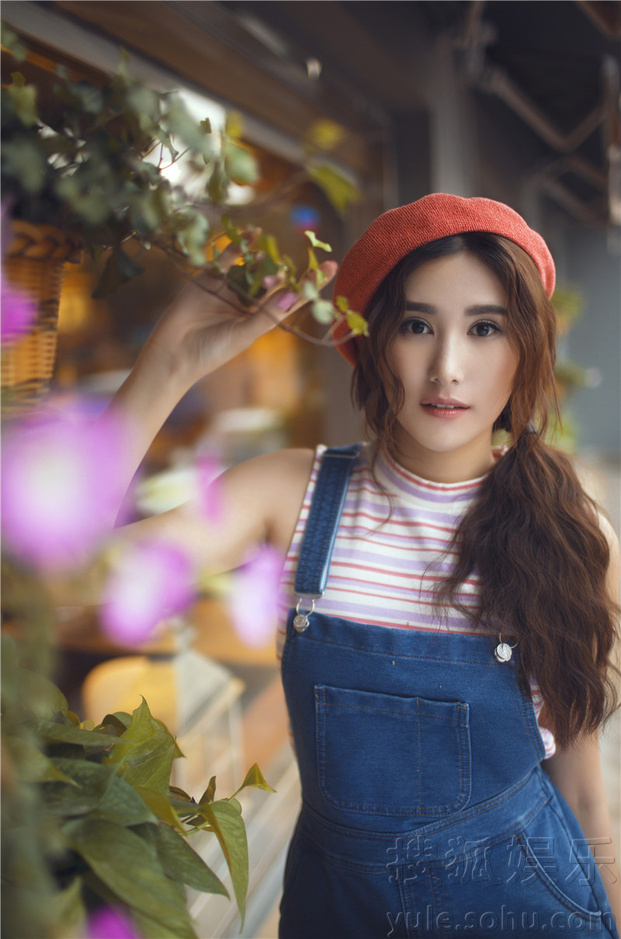 高珑珂甜美工装写真曝光 俏皮可爱似超级马里奥