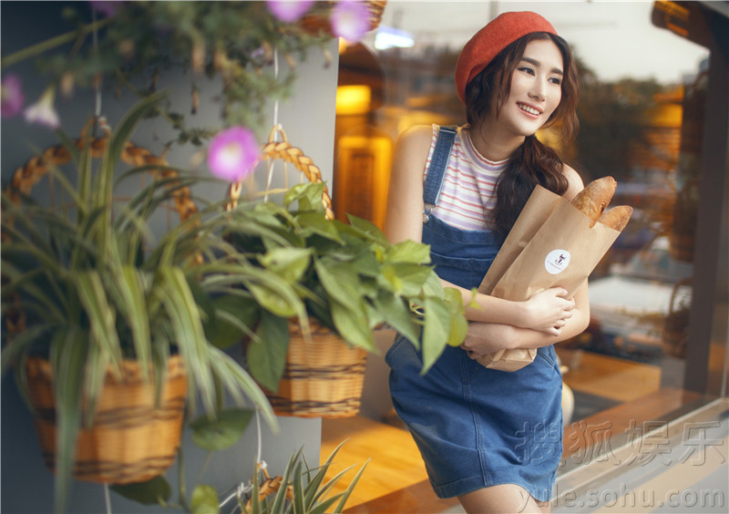 高珑珂甜美工装写真曝光 俏皮可爱似超级马里奥