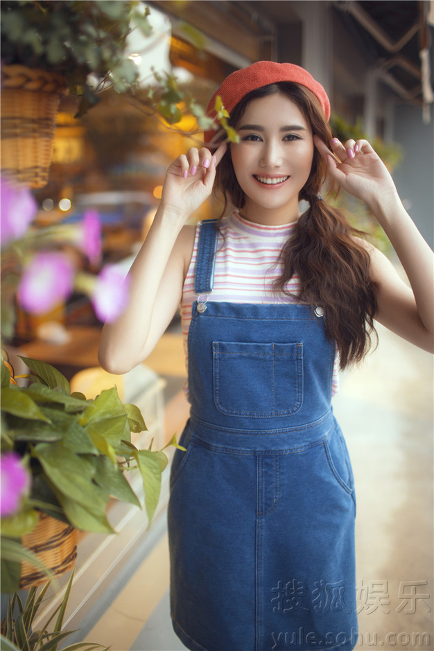 高珑珂甜美工装写真曝光 俏皮可爱似超级马里奥