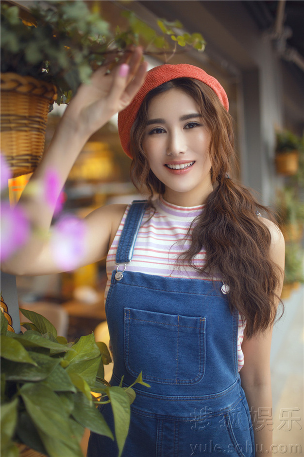 高珑珂甜美工装写真曝光 俏皮可爱似超级马里奥