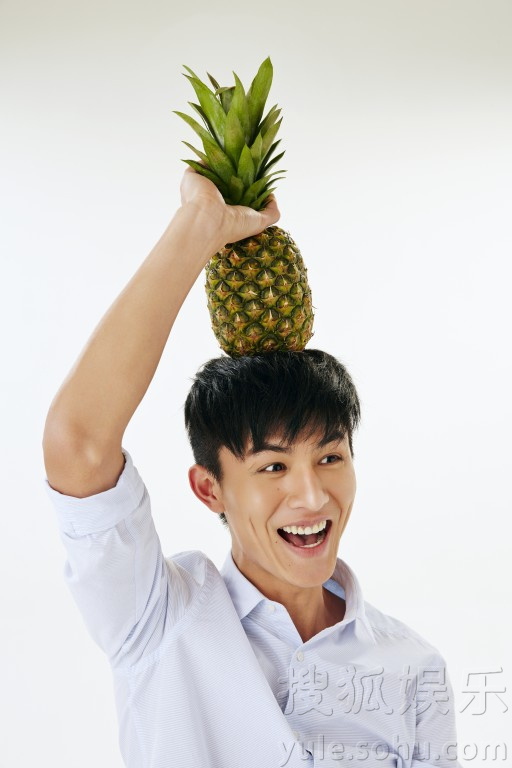 长腿暖男刘畅水果写真曝光 干净随性显呆萌