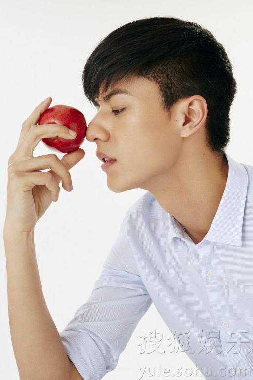 长腿暖男刘畅水果写真曝光 干净随性显呆萌