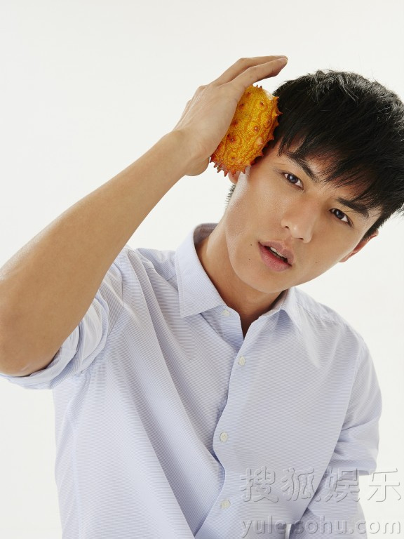 长腿暖男刘畅水果写真曝光 干净随性显呆萌