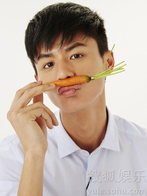 长腿暖男刘畅水果写真曝光 干净随性显呆萌