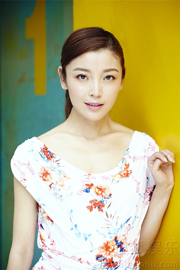 高晓菲清纯写真曝光 亲和甜美展邻家女孩风采