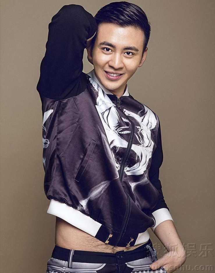 赵久毅秋日质感写真 变身笑容暖男俘获人心