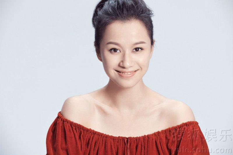 倪虹洁最新系列写真曝光 小露香肩锁骨诱人