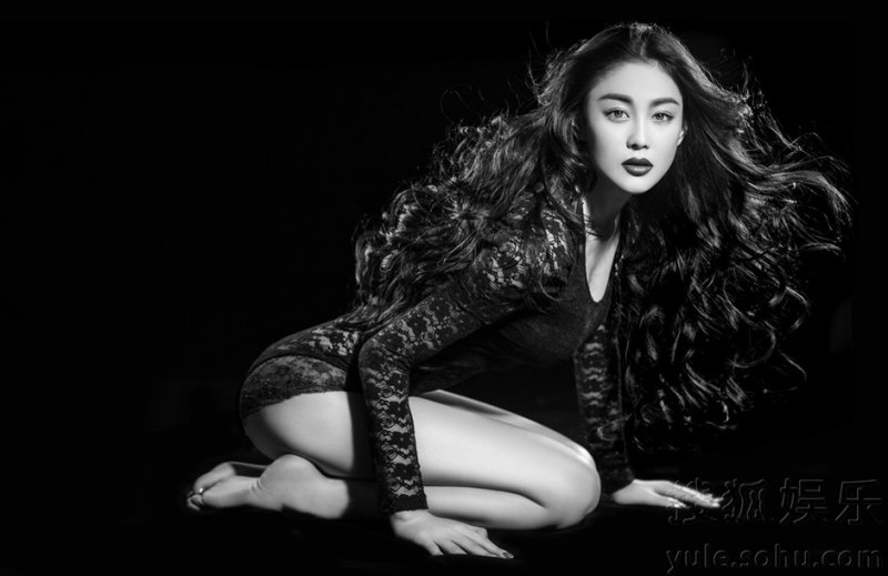 张馨予黑色蕾丝写真曝光 长发妩媚大秀长腿
