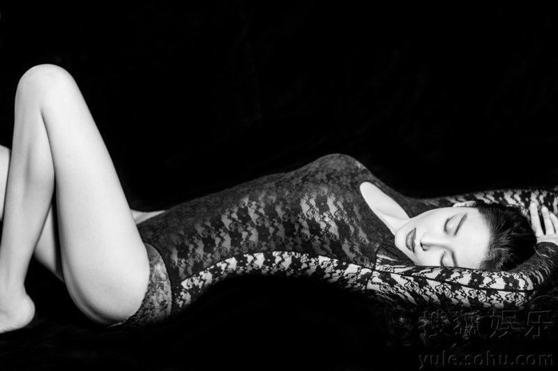 张馨予黑色蕾丝写真曝光 长发妩媚大秀长腿