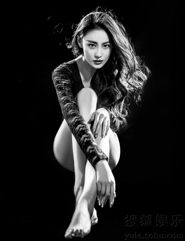 张馨予黑色蕾丝写真曝光 长发妩媚大秀长腿