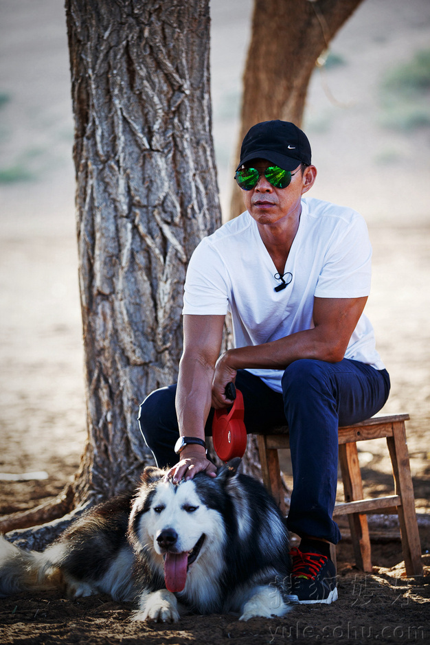 张丰毅健硕身材组图外泄 青春不老显峥嵘