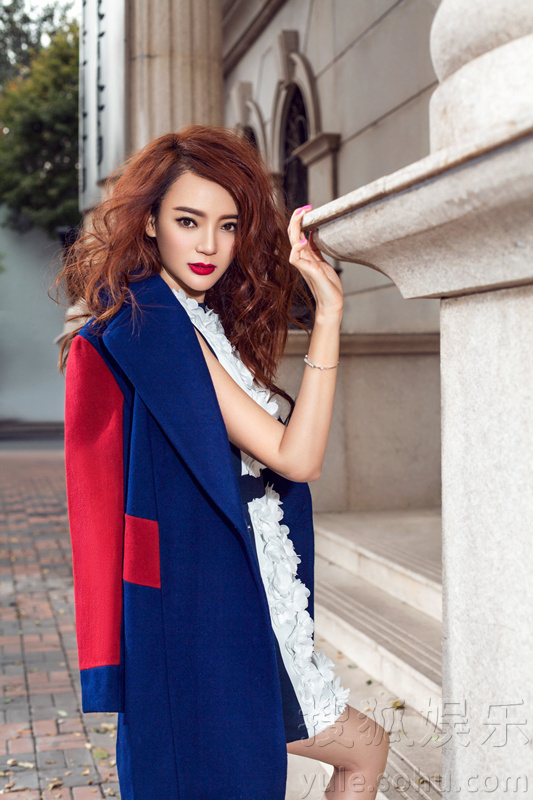 苏红摩登大片曝光 时尚女王示范“女神的新衣”