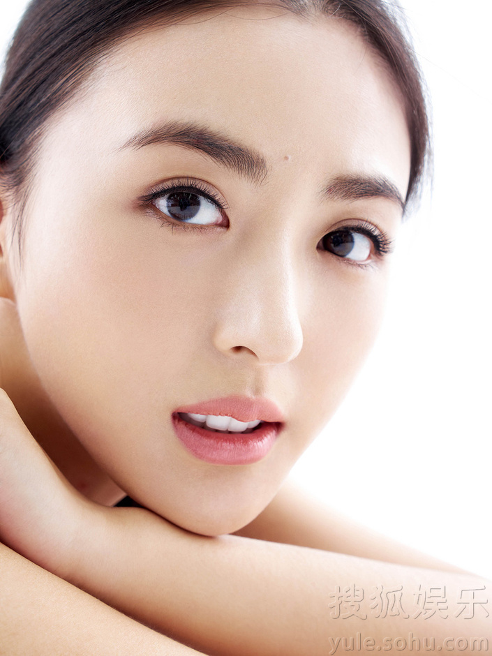 徐飒复古淡雅写真曝光 清新恬静展迷人风采