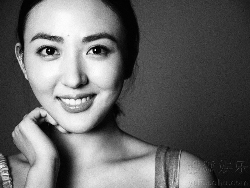 徐飒复古淡雅写真曝光 清新恬静展迷人风采