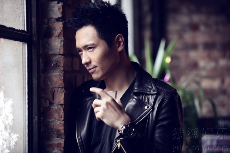 高云翔咖啡馆文艺大片 若有所思显神秘气质