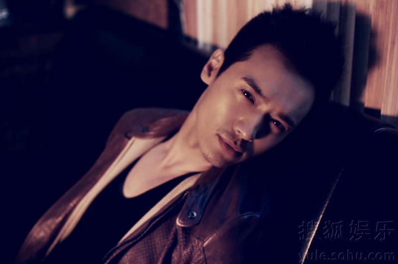 高云翔咖啡馆文艺大片 若有所思显神秘气质