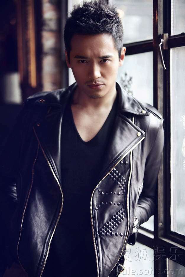 高云翔咖啡馆文艺大片 若有所思显神秘气质