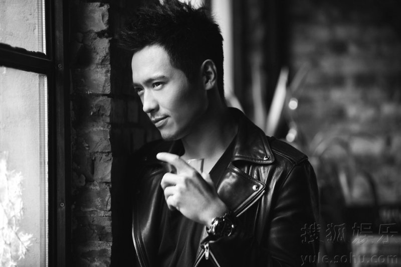 高云翔咖啡馆文艺大片 若有所思显神秘气质